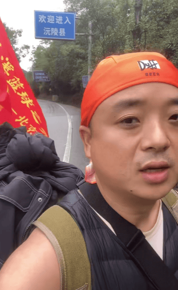 北京携带旗子写满当地特产名本人回应作秀质疑开元棋牌小伙称从怀化徒步1600多公里
